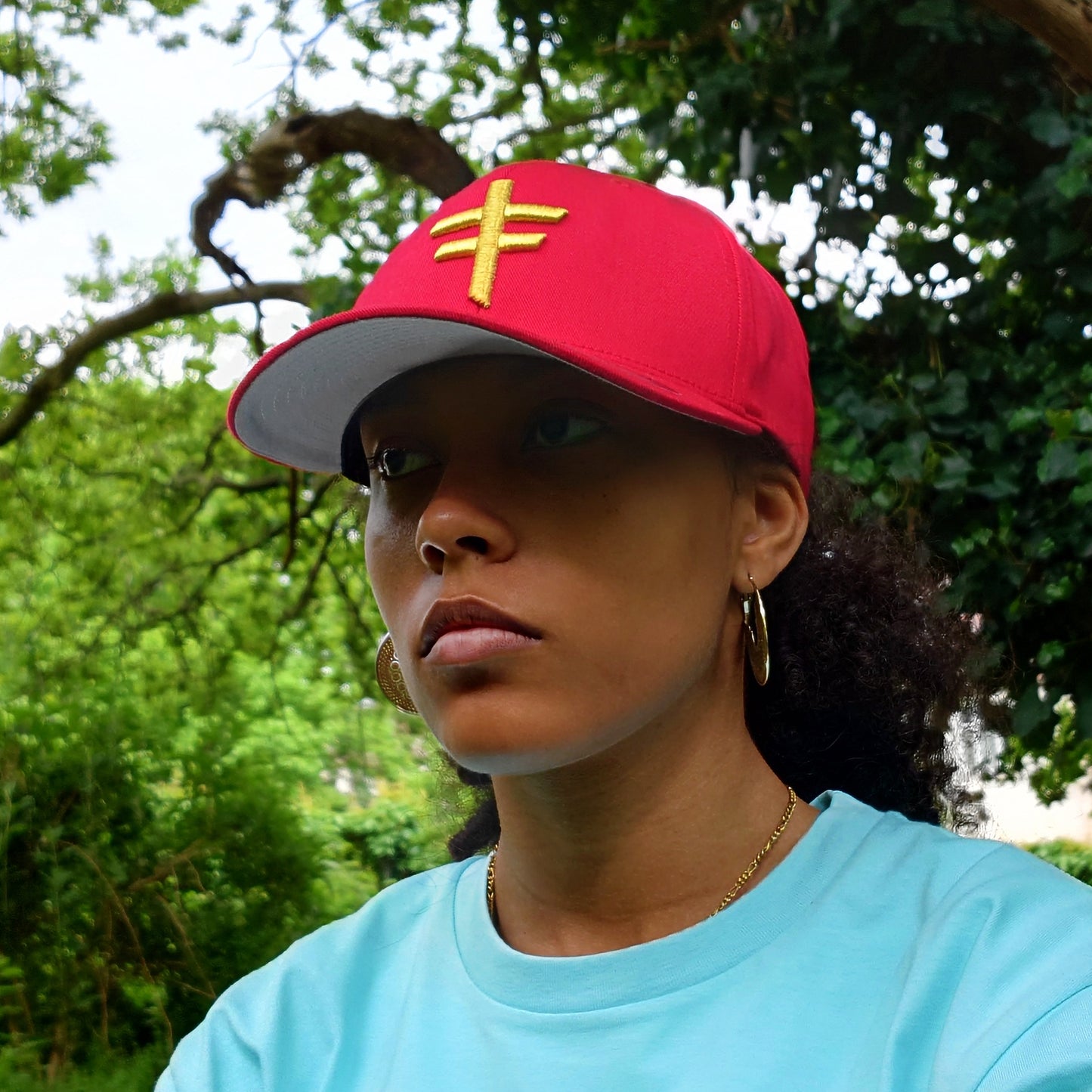 Casquette ajustée rouge et dorée