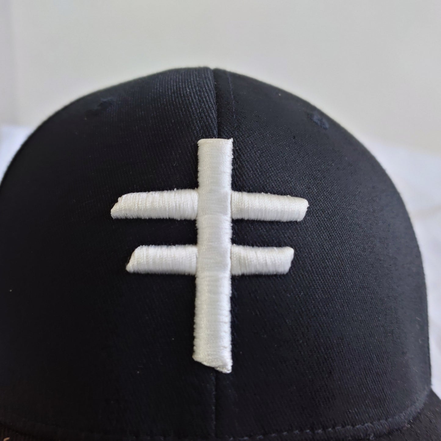 XL - XXL FITTED CAP ( Black & White)