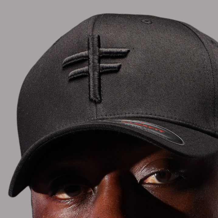 Casquette noire avec broderie noire