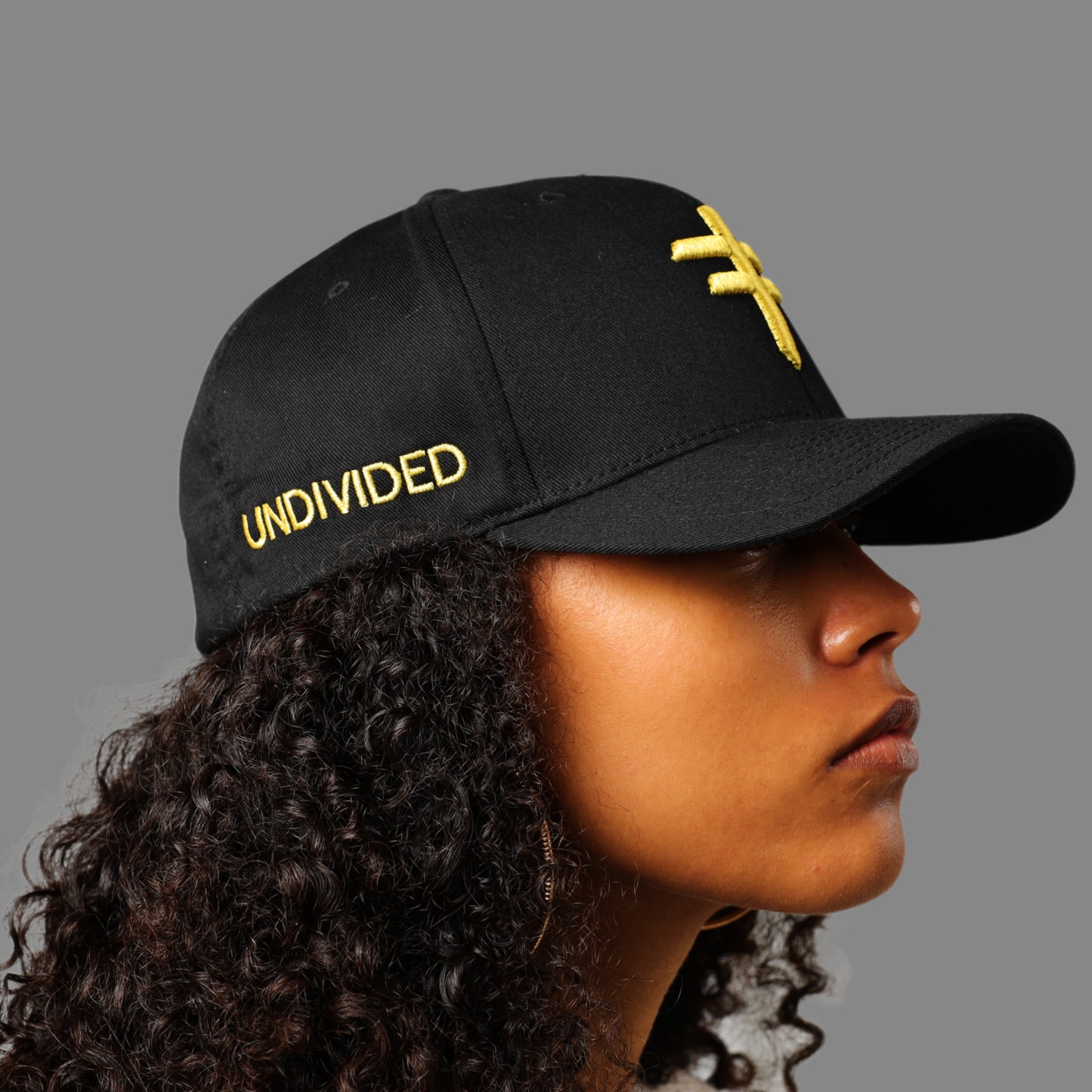 XL - XXL FITTED CAP ( Black & Gold)