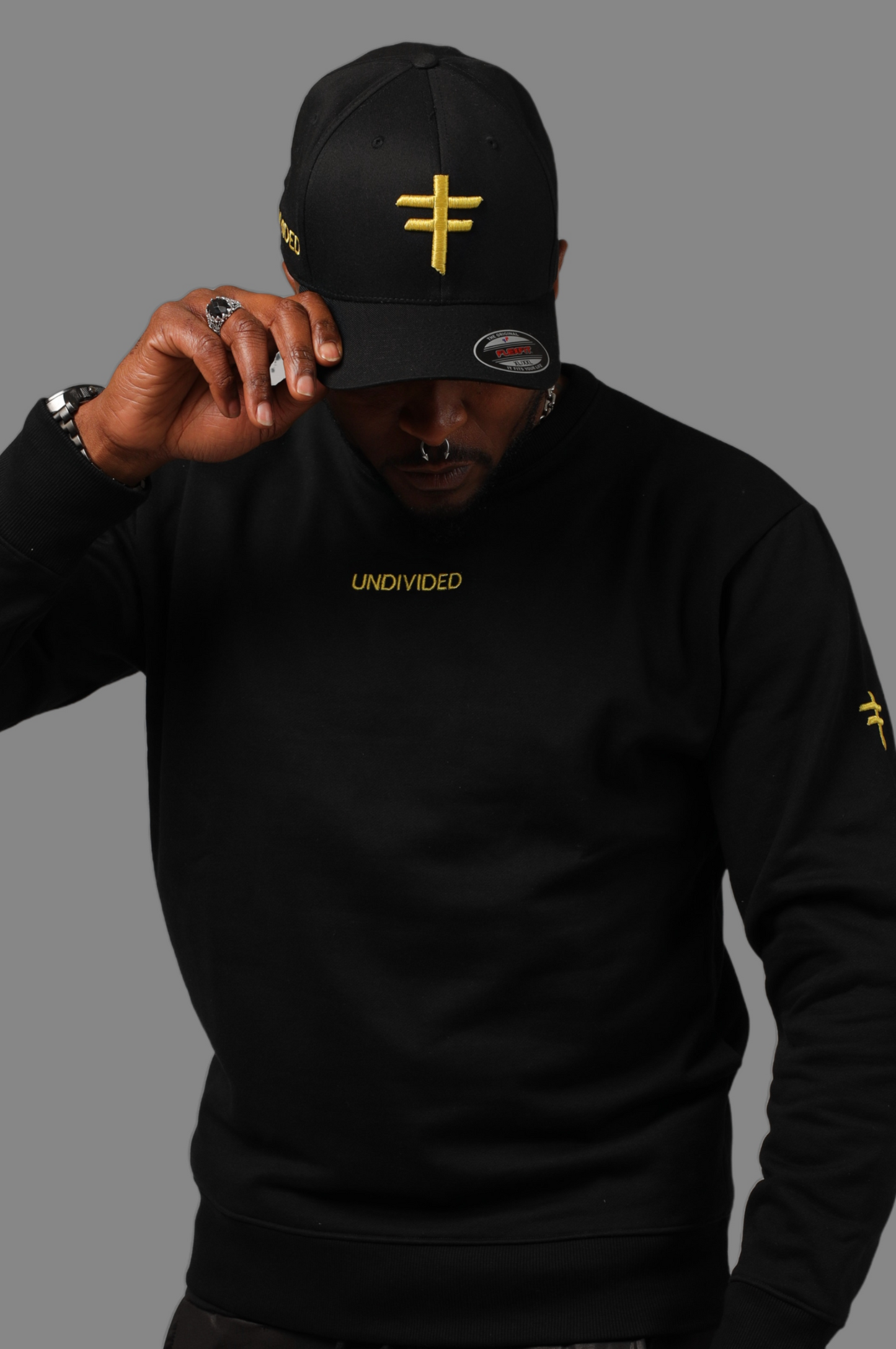 XL - XXL FITTED CAP ( Black & Gold)