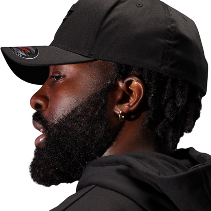 Casquette noire avec broderie noire