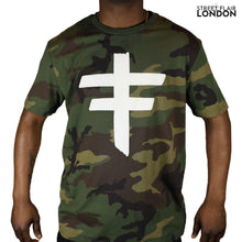 Charger l&#39;image dans la galerie, T-shirt camouflage avec logo surdimensionné
